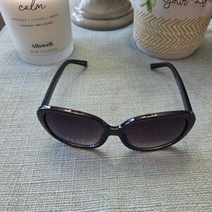 Elle Black Oversized Women's Sunglasses with Gradient Lenses